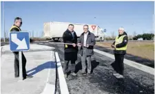  ??  ?? Au nom du Conseil départemen­tal de Lot-et-Garonne, Joël Hocquelet et Jacques Bilirit ont coupé le ruban inaugural du tourne-à-gauche de Coussan, lundi matin.