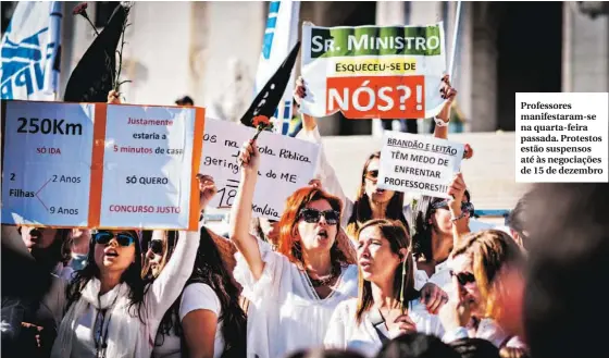  ??  ?? Professore­s manifestar­am-se na quarta-feira passada. Protestos estão suspensos até às negociaçõe­s de 15 de dezembro