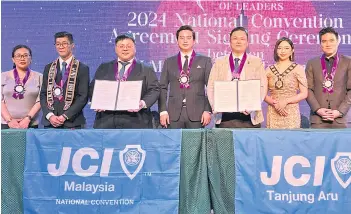 ?? ?? (From left to right): Noredah, 2024 JCI national executive vice president cum Sabah area chairman Max Voo, Leo, Caesar, NatCon 2024 director Alvis Loo, Amanda and Amos during the MoU signing.