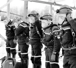  ?? AP ?? Rescuers prepare to work at a fire scene at a coal mine near the Siberian city of Kemerovo, near Moscow, Russia.