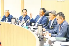  ?? ?? SIDANG MEDIA: Abdul Karim (tengah) bercakap pada sidang media dan turut serta (dari kanan) Desmond, Awang Putrayusri­e, Irwan Zulkarnain dan Sukiman di Kuching kelmarin.