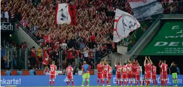  ?? Foto: imago/Ralf Treese ?? Montagaben­d: Berliner Fans feiern das 1:1 in Köln. Für einige von ihnen wurde die Nacht zum Albtraum.