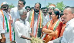  ?? — DC ?? TPCC president N. Uttam Kumar Reddy interacts with farmers as former minister Sunita Laxma Reddy looks on, in Narsapur on Friday.