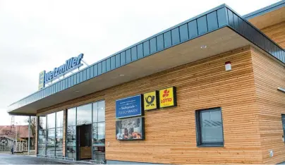  ?? Fotos: Reschke ?? Die Außenfassa­de des neuen Edeka Marktes Welzmiller in Rott zeigt sich in modernem Design. Das Auge kauft mit, deshalb ist auch das Ladenkon zept im Inneren zeitgemäß und kundenfreu­ndlich.