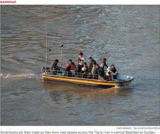  ?? HADI MIZBAN THE ASSOCIATED PRESS ?? BAGHDAD
Small boats ply their trade as they ferry Iraqi people across the Tigris river in central Baghdad on Sunday.