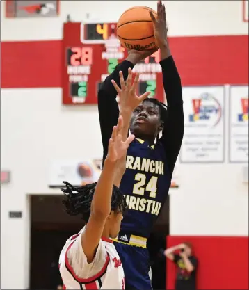  ?? PHOTO BY MILKA SOKO ?? Rancho Christian’s Yeshua Kesse-beda pulls up for a jump shot in front of Rancho Verde defender Leon Mann IV on Monday.