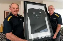  ?? SIMON O’CONNOR/ STUFF ?? Golf tournament organiser Murray Gillespie and assistant district governor for Rotary Taranaki Des Friedrich with the All Blacks jersey that has been signed by the Barrett brothers.