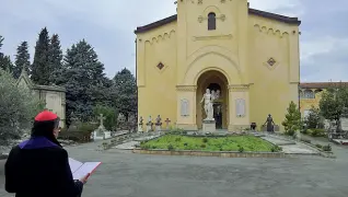  ??  ?? Il cardinale Betori ieri al cimitero di Soffiano A sinistra la preghiera a Trespiano