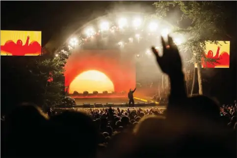  ??  ?? Den amerikansk­e rapper Kendrick Lamar optrådte i 2019 på Smukfest i Skanderbor­g. Han står øverst på plakaten til Roskilde Festival 2021. Arkivfoto: Morten Lau-Nielsen