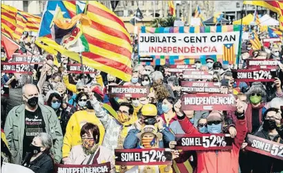  ?? ANA JIMÉNEZ ?? Unas 3.000 personas, con mascarilla­s pero sin distancia, asistieron al acto de la ANC en la plaza Catalunya