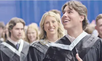  ?? ?? Des finissants de l’Université de Moncton lors de la cérémonie de remise de diplômes, vendredi. - Acadie Nouvelle: Cédric Thévenin