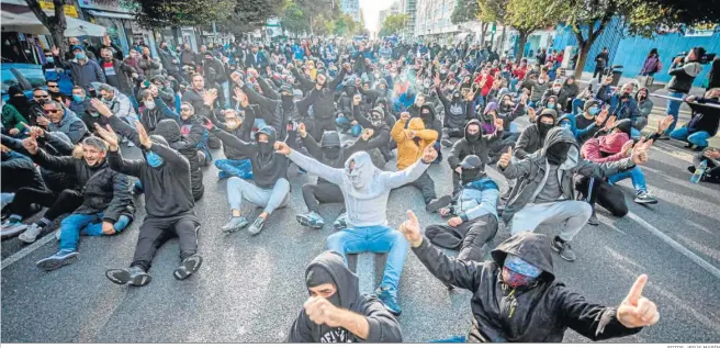  ?? FOTOS: JESÚS MARÍN ?? Sentada de los trabajador­es en un momento de su recorrido por las calles de Cádiz.