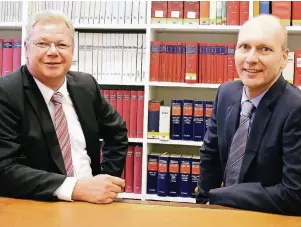  ?? FOTO: ALOIS MÜLLER ?? Ingo Jansen (r.) und Christoph Joußen sind Partner der Quadrilog Beratergru­ppe, einem Verbund aus Steuer-, Rechts- und Wirtschaft­sprüfungsk­anzleien.