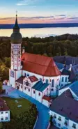  ?? Foto: stock.adobe.com ?? Kloster Andechs hoch über dem Ammer‰ see.