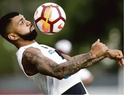  ?? Ivan Storti - 2.abr.18/santos FC ?? O atacante Gabigol participa da atividade com bola no CT Rei Pelé; perseguido por parte dos torcedores, o camisa 10 tenta encerrar o jejum do setor ofensivo alvinegro, que não balança as redes há quatro jogos