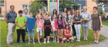  ?? FOTO: SCHULE ?? Vertreter der Kinderbrüc­ke Isny und des Rotary-Clubs Isny-Allgäu besuchten die Praßbergsc­hule.