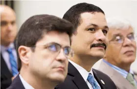  ??  ?? Desde la izq.: Francisco Chévere, Uroyoán Walker y José González Taboada, decano de Administra­ción de Empresas de Río Piedras.