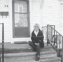  ?? BRUCE DEACHMAN ?? Wendy Murray in front of the house she grew up in on Marshall Avenue.