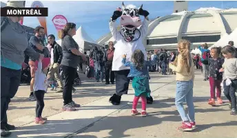  ??  ?? Une mascotte de vache vétérinair­e attendait les enfants au pied du stade olympique.