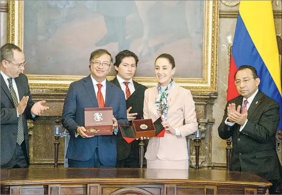  ?? Foto Pablo Ramos ?? ▲ El presidente de Colombia, Gustavo Petro, recibió el reconocimi­ento de la jefa de Gobierno en el salón de Cabildos.