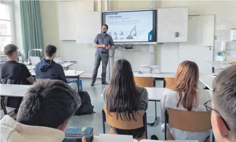  ?? FOTO: PAUER ?? Matthias Tries spricht vor dem Leistungsk­urs Wirtschaft über die Verantwort­ung als Unternehme­r.