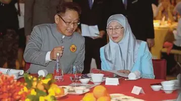  ?? BERNAMA PIC ?? Deputy Prime Minister Datuk Seri Dr Wan Azizah Wan Ismail and China Entreprene­urs Associatio­n in Malaysia president Datuk Keith Li at the associatio­n’s third anniversar­y celebratio­n in Kuala Lumpur yesterday.