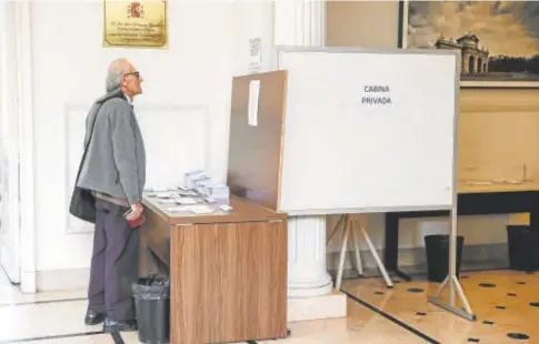  ?? // S. MOREIRA (EFE) ?? Un votante en las elecciones gallegas, en un colegio electoral instalado en un consulado de Brasil