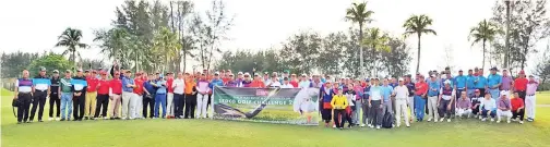  ??  ?? PARA pemain yang menyertai Cabaran Golf Sedco Ke-16, 2018 merakamkan kenangan beramai-ramai sebelum memulakan permainan di DBGCC, Tuaran pada Sabtu.