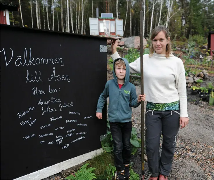  ?? Bild: Malin Rindvik ?? Angelica Lorentzon har tidigare bott i ett stort hus men det saknar hon inte. Nu kan hon leva ett lugnare liv, ha mer tid och hon måste inte jobba heltid. Bredvid henne står yngsta sonen Gabriel.