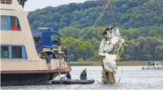  ?? ARCHIVFOTO: HAGEN SCHÖNHERR ?? Experten des Technische­n Hilfswerks bergen das Wrack der abgestürzt­en Maschine aus dem Bodensee nahe der Insel Mainau. Die genau Unfallursa­che ist weiter unbekannt.