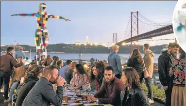  ??  ?? AL NATURAL. El puente más largo de Europa, el 25 de Abril, une los barrios de Alcântara y Almada con una estructura similar a la del Puente Brooklyn, en Nueva York.