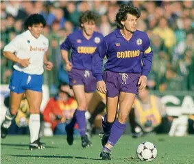  ?? Images) (Getty ?? Miti Giancarlo Antognoni in azione durante Fiorentina-napoli (3-1) della stagione 19861987. Alle sue spalle, Diego Armando Maradona