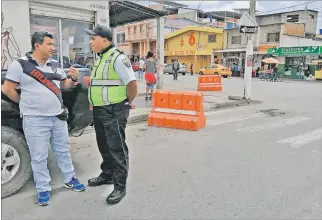  ?? NÉSTOR MENDOZA / EXPRESO ?? Playas. Desde el pasado miércoles, señales y vigilantes impiden el aparcamien­to del transporte informal.