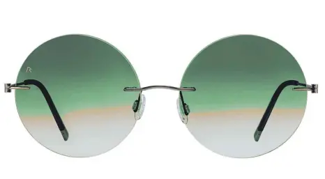  ?? FOTOS: DPA ?? John Lennon lässt grüßen: Die kleinen, kreisrunde­n Sonnenbril­len sind zurück.