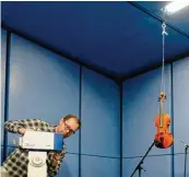  ?? Foto: Beat Geyer/ Empa/dpa ?? Bei der Schallkör permessung einer Geige aus Pilzholz steht Forscher Bart von Damme in einem schallre duzierten Raum.