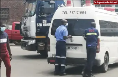  ?? ?? Pic: Luyanduhlo­bo Makwati
Bulawayo City Council workers push an ambulance that broke down along Fort Street Close to Pick n Pay Hyper in the city centre