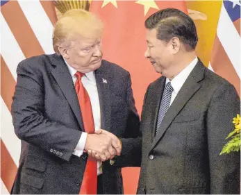  ?? FOTO: AFP ?? US-Präsident Donald Trump (links) und Chinas Präsident Xi Jinping bei einem Treffen im November 2017 in Washington: Die Zeit der Freundlich­keiten ist seit einigen Wochen vorbei.