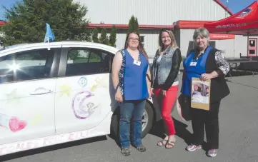  ??  ?? Sur la photo : Marina Poirier, présidente des Dames d’Argenteuil, Stéphanie Leduc, directrice d’Univers Jeunesse, et Francine Nault, organisatr­ice du rallye.