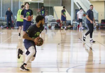  ?? BOB TYMCZYSZYN TORSTAR ?? The Niagara River Lions are participat­ing in training camp at Canada Games Park in Thorold to prepare for the 2022 Canadian Elite Basketball League season.