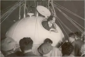 ?? FoTo: JEAN REVILLARD / REZo ?? Auguste Piccard, Bertrand Piccards farfar, stiger ut ur sin stratosfär­iska ballong. Hans experiment banade vägen för moderna flygningar.