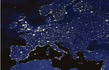  ?? Foto: dpa ?? Aus der Ferne sehen die Lichtspiel­e auf dem europäisch­en Kontinent schön aus, doch aus der Nähe kann das viele und immer mehr werdende künstliche Licht ein Problem sein.