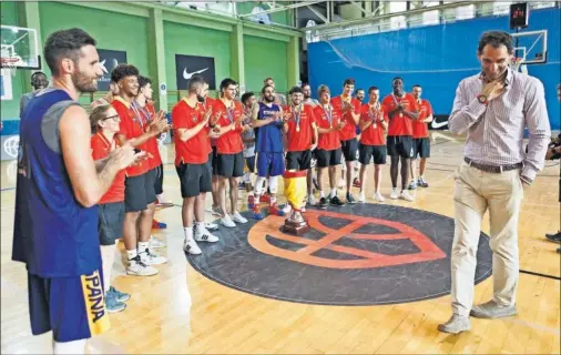  ??  ?? FELICIDAD. Rudy Fernández y Jorge Garbajosa, ambos en primer plano, ríen con los Sub-18 detrás y otros integrante­s de la absoluta como Ricky.