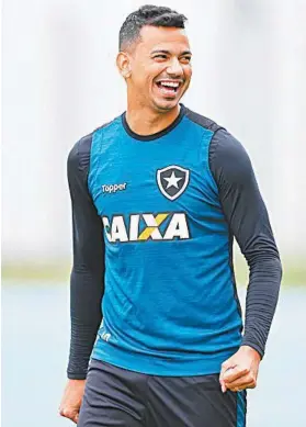  ?? VITOR SILVA/SSPRESS/BOTAFOGO. ?? Lindoso sorri durante o treino: confiança para encarar o Fluminense