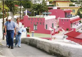  ??  ?? IN VACANZA
Angela Merkel con il marito Joachim Sauer a passeggio per le vie di Ischia nel 2006.