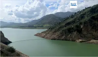  ?? ?? Près de Palerme en Sicile, le lac d'approvisio­nnement en eau potable a vu son niveau baisser drastiquem­ent.