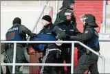  ??  ?? Beim Fußballspi­el Rot-Weiß Erfurt gegen FSV Frankfurt am . Februar musste die Polizei gegen Fans im Gästeblock einschreit­en. Foto: Sascha Fromm