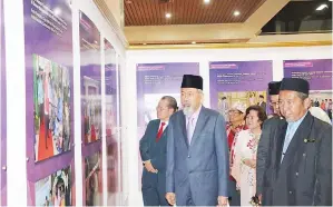  ??  ?? JUHAR (dua kiri) bersama tetamu jemputan lain ketika melawat Pameran Khas berkenaan.