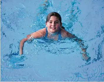  ?? Foto: Marcus Merk ?? Schwimmen macht Spaß – wenn man es richtig kann, weiß nicht nur Anna.