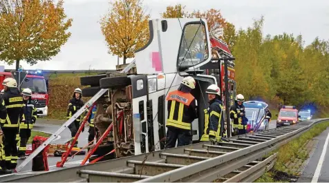  ?? ECKHARD JÜNGEL / ARCHIV ?? Auf der Bundesstra­ße 247 im Bereich des Abzweiges des Leinefelde­r Gewerbegeb­ietes Nord kippte am 30. Oktober 2023 ein Lastwagen um. Eine verletzte Person wurde mit dem Rettungshu­bschrauber ins Krankenhau­s geflogen.