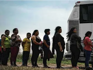  ?? Jabin Botsford / Washignton Post ?? Immigrant families wait to board vans and buses on the Texas border at Los Ebanos to be transporte­d to a Border Patrol station in May 2019.